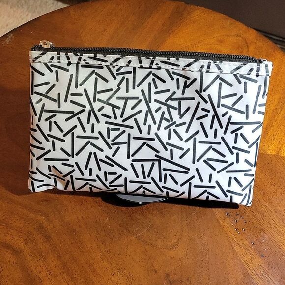 BRAND NEW  SMALL ALLEGRO MAKEUP BLACK/WHITE BAGS. - Picture 3 of 10